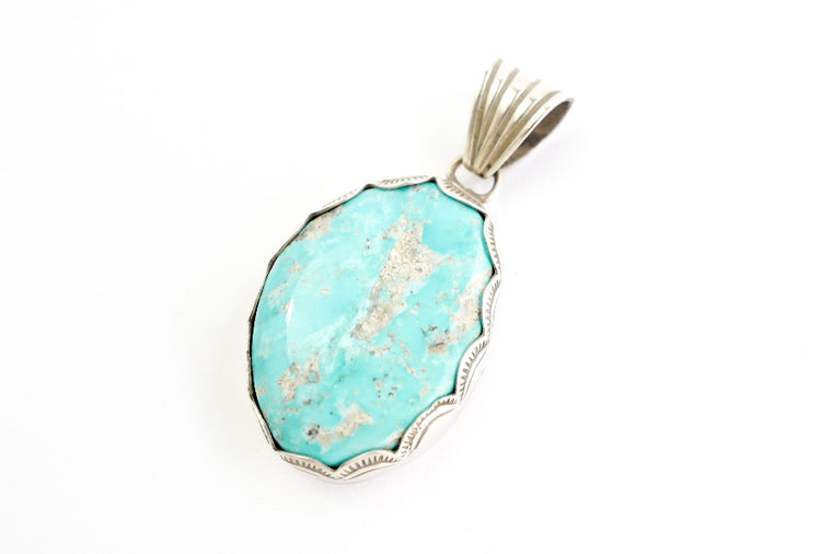 モレンシーで採掘された本物のターコイズを使用したペンダントトップ
