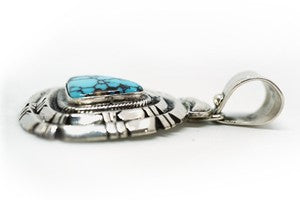 チャイニーズマウンテンで採掘された本物のターコイズを使用したペンダントトップ