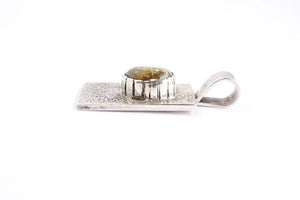 ハチタで採掘された本物のターコイズを使用したペンダントトップ