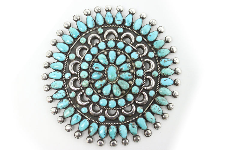 ヴィラグローブで採掘された本物のターコイズを使用したブローチ