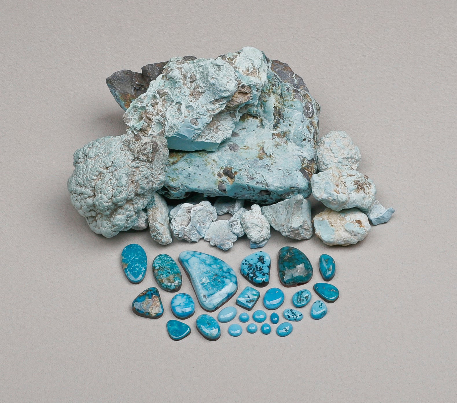 ネイティブアメリカンの作品や、現地仕入れのターコイズが必ずしも天然とはかぎりません。