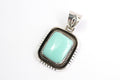 ロイストンで採掘された本物のターコイズを使用したペンダントトップ