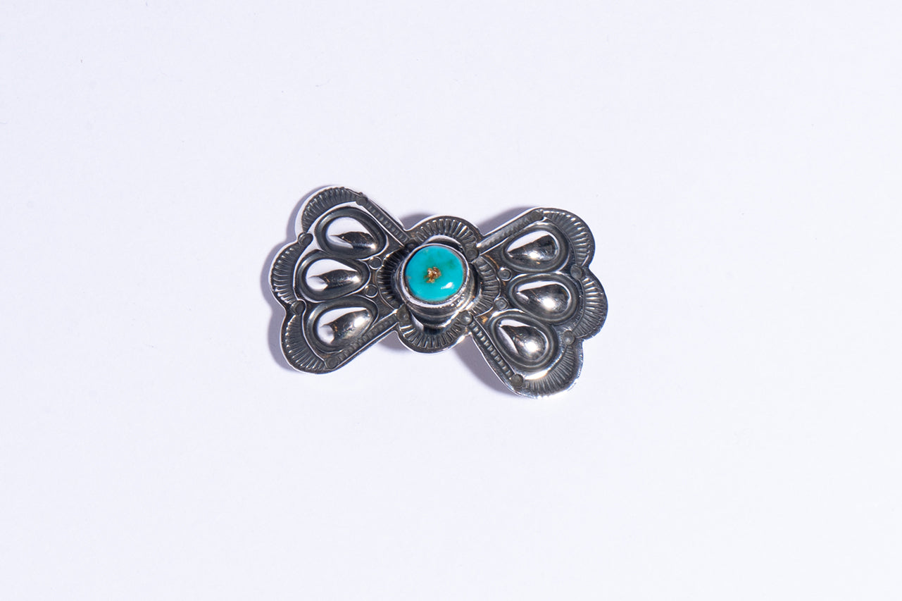 ブルージェムで採掘された本物のターコイズを使用したブローチ