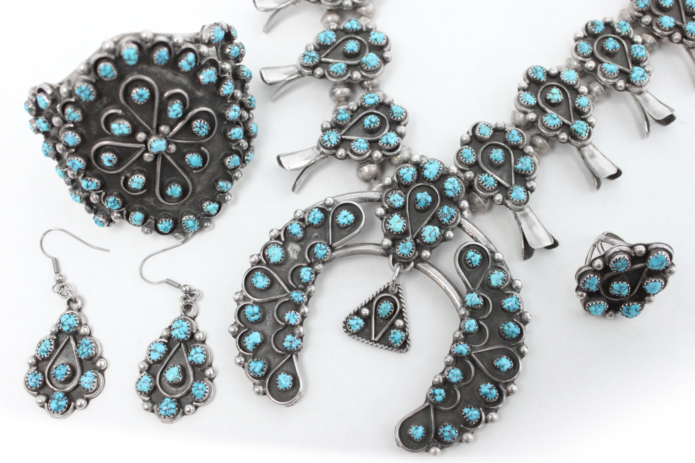 ターコイズマウンテンで採掘された本物のターコイズを使用したアクセサリーのセット